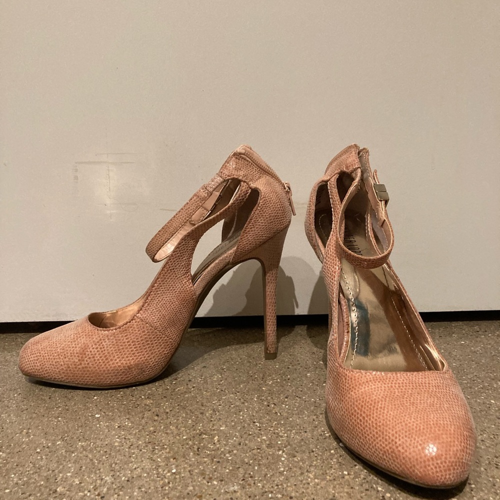 Nude snake skin heels. Jennifer Lopez by Kohls. Size 7